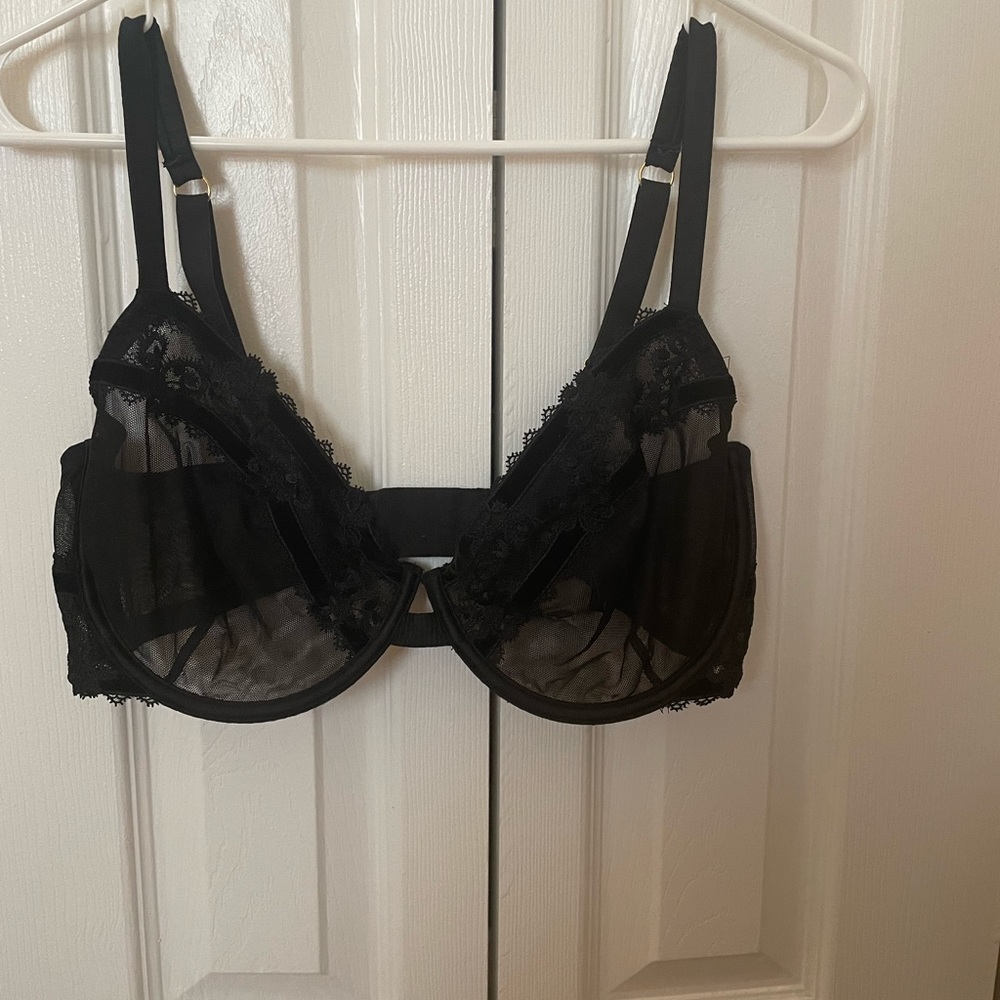VICTORIA’S SECRET unlined flora Demi bra